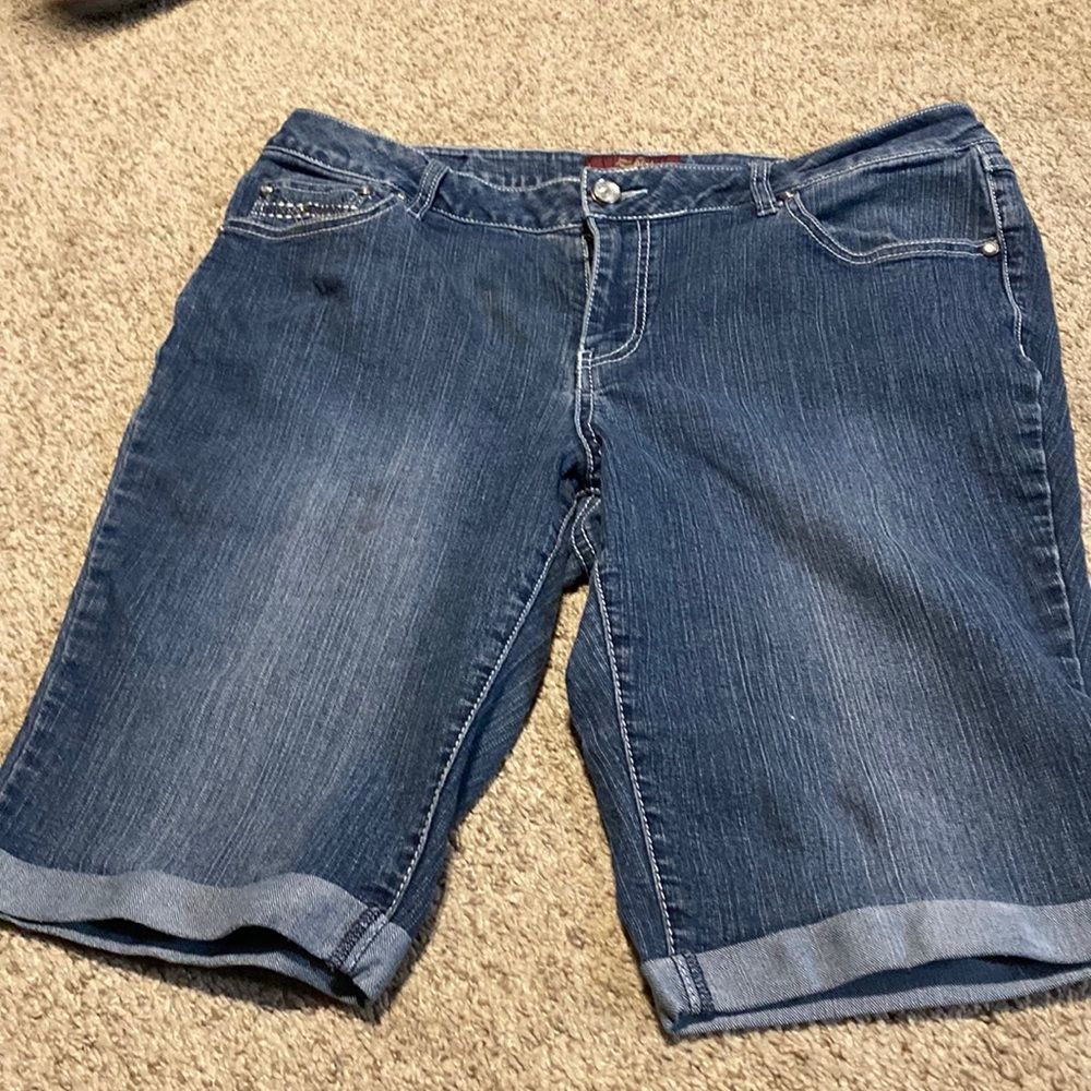 Womens mid length jean shorts VEuc sz 14